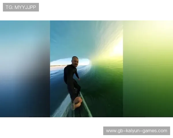 冲浪男选手和海豚一起冲浪成绝美画